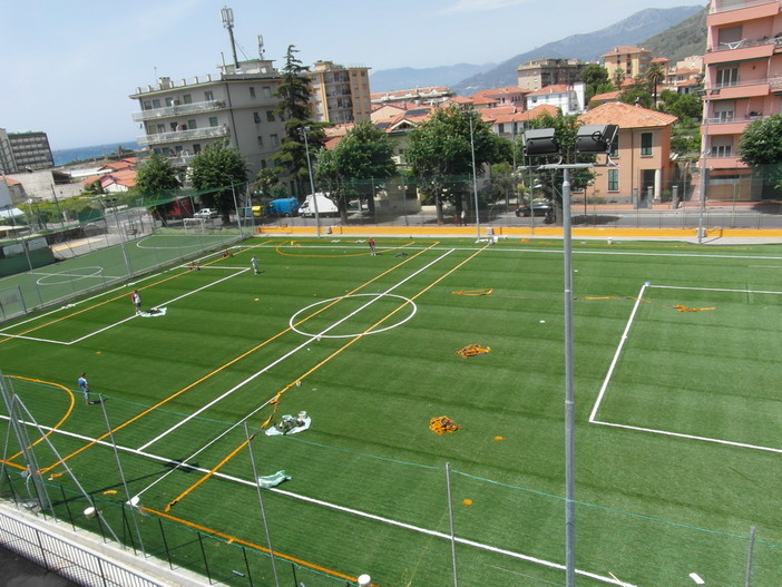 Il campetto del Don Bosco come lo stadio Piola di Novara: ecco le prime immagini del nuovo impianto in erba sintetica a Vallecrosia Il campetto del Don Bosco come lo stadio Piola di Novara: ecco le prime immagini del nuovo impianto in erba sintetica a Vallecrosia