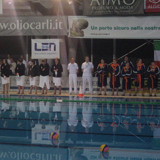 Le due squadre a bordo vasca durante l'esecuzione degli inni nazionali