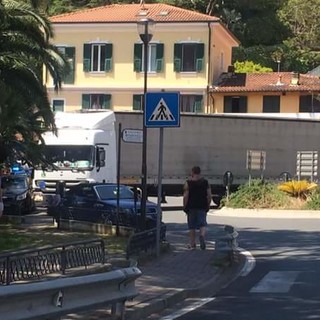 Ventimiglia: traffico bloccato per un bilico rimasto incastrato nella rotonda della frazione di Latte