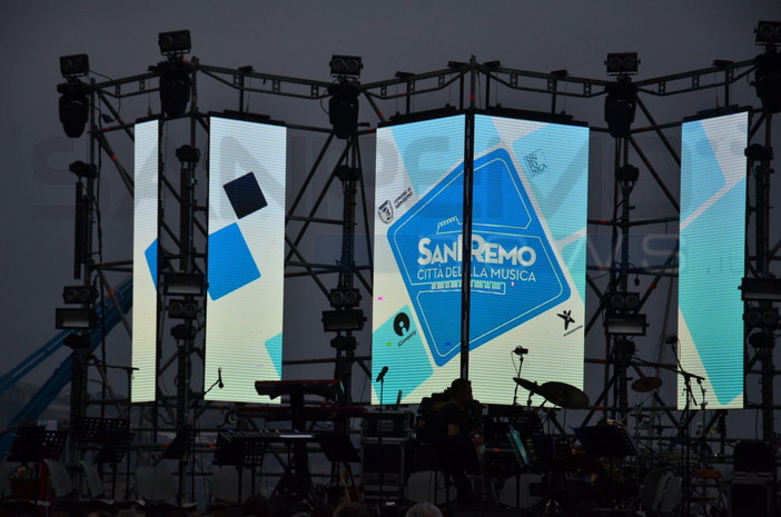 Sanremo: forze dell'Ordine schierate in centro città per il 'Concerto per Amatrice'. Lo start alle 21.15 Sanremo: forze dell'Ordine schierate in centro città per il 'Concerto per Amatrice'. Lo start alle 21.15