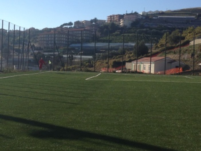Santo Stefano al Mare: Campo nuovo... Manutenzione vecchia, lo dice un lettore (foto)