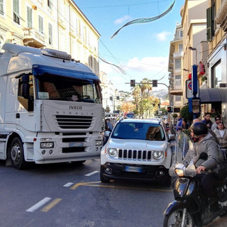 Sanremo: traffico paralizzato stamattina in centro, camion 'bloccato' da un'auto in divieto di sosta