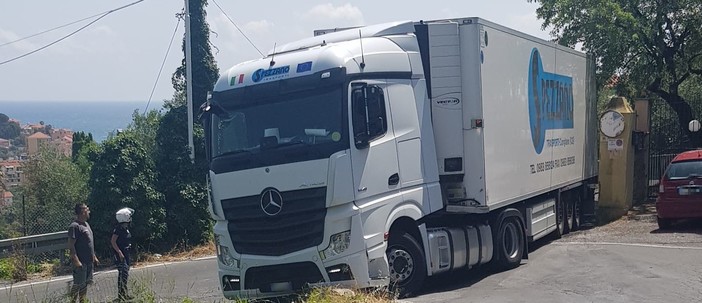 Imperia, autista di un camion ingannato dal navigatore rimane incastrato, traffico in tilt sulla strada per Poggi (foto)