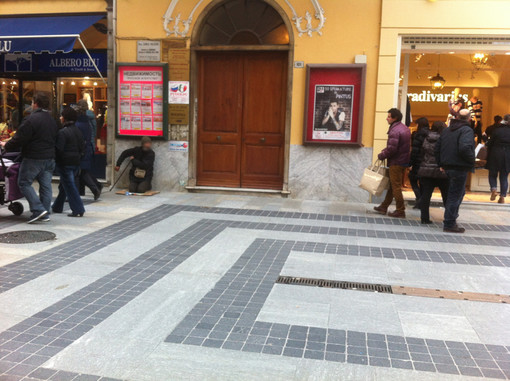 Sanremo: nel centro città tante persone a caccia dell'ultima occasione ed in mezzo a loro anche il clochard affetto da tbc Sanremo: nel centro città tante persone a caccia dell'ultima occasione ed in mezzo a loro anche il clochard affetto da tbc