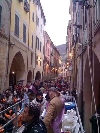 Pieve di Teco: grande successo per il Carnevale della Valle Arroscia Pieve di Teco: grande successo per il Carnevale della Valle Arroscia