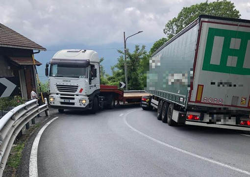 Tir incastrati al Colle di Nava: traffico in tilt sulla 28 e residenti infuriati (foto) Tir incastrati al Colle di Nava: traffico in tilt sulla 28 e residenti infuriati (foto)