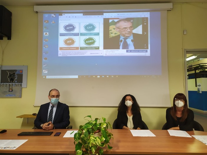 Imperia: al primo posto per la percentuale di studenti occupati dopo il diploma, il Ruffini prepara una serie di eventi, lunedì la conferenza con Carlo Cottarelli (foto e video) Imperia: al primo posto per la percentuale di studenti occupati dopo il diploma, il Ruffini prepara una serie di eventi, lunedì la conferenza con Carlo Cottarelli (foto e video)