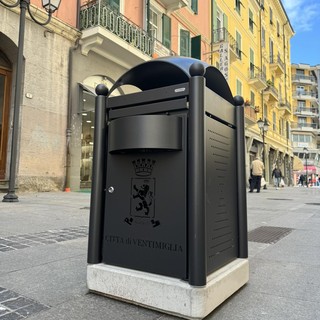 Ventimiglia, nuovi cestini gettacarte nel centro cittadino: al via la posa