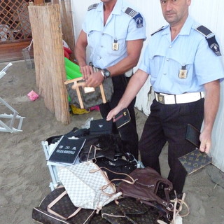 Sanremo: merce nascosta in spiaggia, operazione dei Vigili di Quartiere
