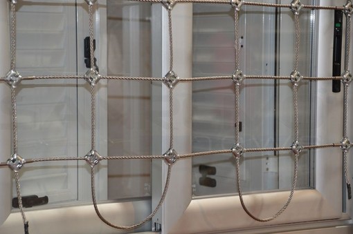 Vuoi proteggere la tua abitazione dai ladri? Con il dispositivo automatico anti intrusione brevettato dal Centro Alluminio Europa di Camporosso è più facile! Vuoi proteggere la tua abitazione dai ladri? Con il dispositivo automatico anti intrusione brevettato dal Centro Alluminio Europa di Camporosso è più facile!