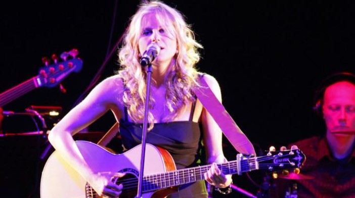 La cantautrice Chiara Ragnini trionfa a Milano e vince il Premio Donida 2011