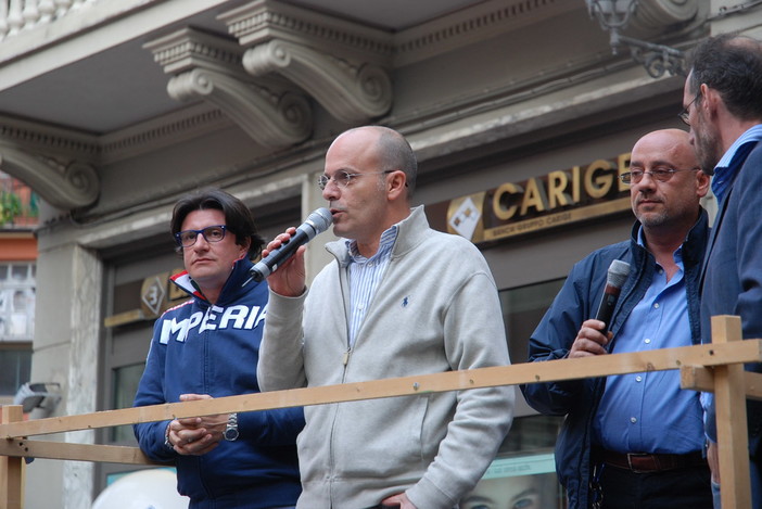Imperia: l'intervento di Carlo Capacci al comizio di chiusura della campagna elettorale (foto e video) Imperia: l'intervento di Carlo Capacci al comizio di chiusura della campagna elettorale (foto e video)