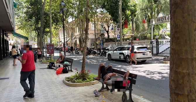 Sanremo, tensioni e degrado in corso Garibaldi per alcuni senza fissa dimora: interviene la Polizia, Amaie pulisce e disinfetta (Foto) Sanremo, tensioni e degrado in corso Garibaldi per alcuni senza fissa dimora: interviene la Polizia, Amaie pulisce e disinfetta (Foto)