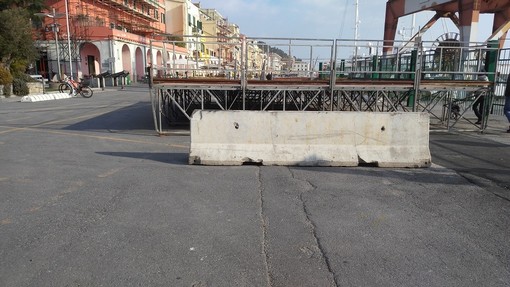 Imperia: allestito il palco per il Capodanno e spuntano le barriere anti tir in Calata Cuneo. Vassallo: "Non parlate di terrorismo"