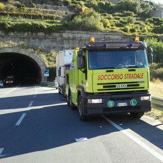 Sanremo: guasto ad un camion sull'Aurelia Bis, in atto le manovre per rimuoverlo
