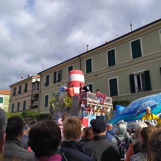 Diano Marina: Trump e Greta insieme a festeggiare il Carnevale. Torna la storica sfilata dei carri (foto e video) Diano Marina: Trump e Greta insieme a festeggiare il Carnevale. Torna la storica sfilata dei carri (foto e video)