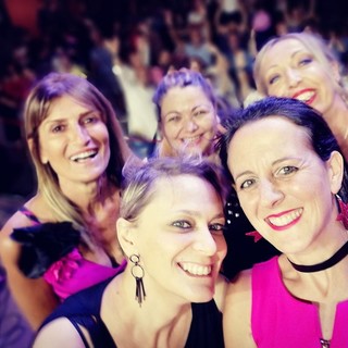 Diano Marina: 5 donne scatenate sul Molo delle Tartarughe per una serata all’insegna della solidarietà Diano Marina: 5 donne scatenate sul Molo delle Tartarughe per una serata all’insegna della solidarietà
