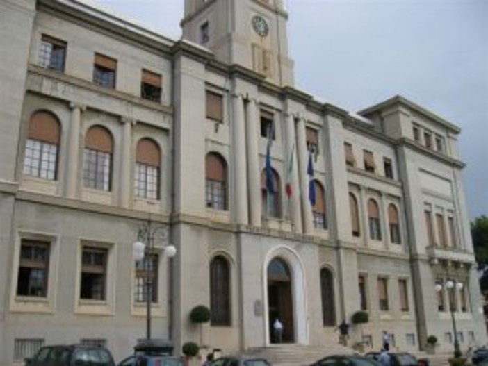 Imperia: corsa contro il tempo per l'approvazione del bilancio. Il Sindaco convoca i dirigenti. Previsti tagli per tutti i settori Imperia: corsa contro il tempo per l'approvazione del bilancio. Il Sindaco convoca i dirigenti. Previsti tagli per tutti i settori