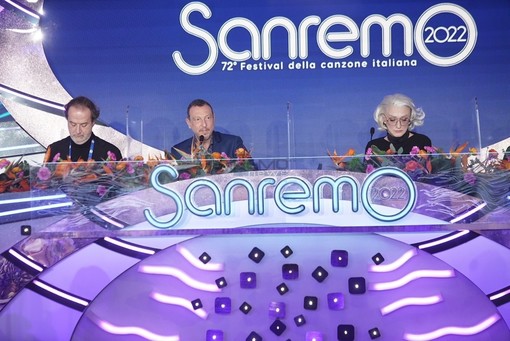 Festival 2022, è Checco Zalone il grande mattatore della seconda serata: il picco di share e di ascolti è tutto per lui