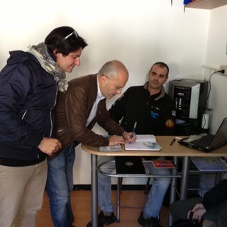Il candidato sindaco Carlo Capacci partecipa al raduno del Vespa Club Città di Imperia Il candidato sindaco Carlo Capacci partecipa al raduno del Vespa Club Città di Imperia