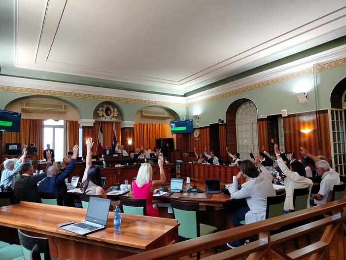 Sanremo, FdI denuncia degrado e scarsa sicurezza in centro: il Comune annuncia sopralluoghi e verifiche