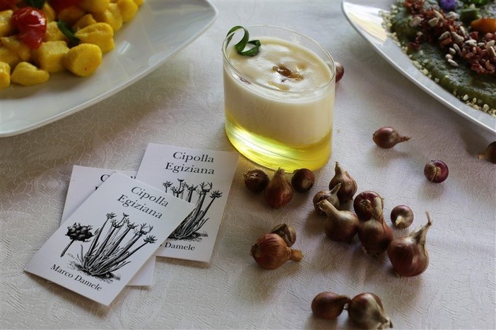 Chantilly di panna cotta alla cipolla egiziana ligure con caramello all’arancia di Tamara Cinciripini del blog Perle e Ciambelle