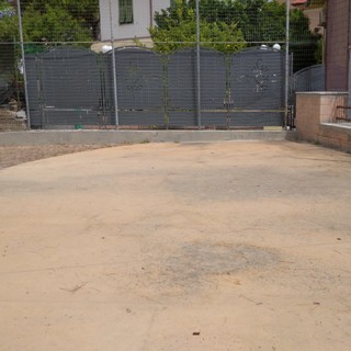 Imperia: riaperto il campetto di via don Minzoni. A pulirlo ci pensano i ragazzi. La soddisfazione di 'Genitori Attivi' (foto)