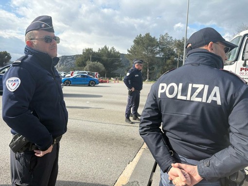 Ventimiglia, stretta sulla contraffazione. Confesercenti: "Non è folklore, dietro i venditori c’è un sistema criminale" Ventimiglia, stretta sulla contraffazione. Confesercenti: "Non è folklore, dietro i venditori c’è un sistema criminale"