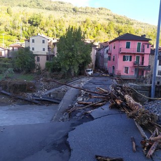 Maltempo, Vessalico: crollato il ponte. Il sindaco Giliberti: &quot;Il paese è spezzato a metà. Adesso ci faremo forza, ma abbiamo bisogno di aiuti&quot; (Foto e video)