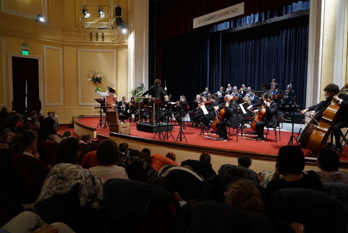 Sanremo: Teatro dell'Opera del Casinò gremito questa mattina per il concerto per le scuole (foto)