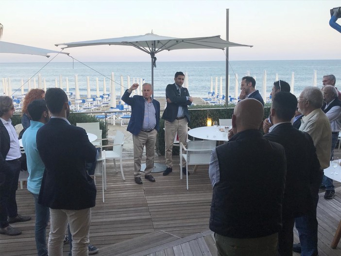 Imperia: elezioni, passeggiata a Borgo Marina per il candidato sindaco Claudio Scajola Imperia: elezioni, passeggiata a Borgo Marina per il candidato sindaco Claudio Scajola