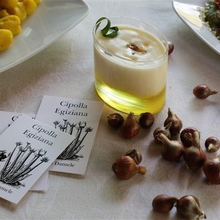 Chantilly di panna cotta alla cipolla egiziana ligure con caramello all’arancia di Tamara Cinciripini del blog Perle e Ciambelle