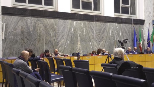 Imperia: il Consiglio approva i nuovi criteri per l'occupazione del suolo pubblico. Nonostante due emendamenti vietati i banchetti davanti a scuole, edifici pubblici e luoghi di culto