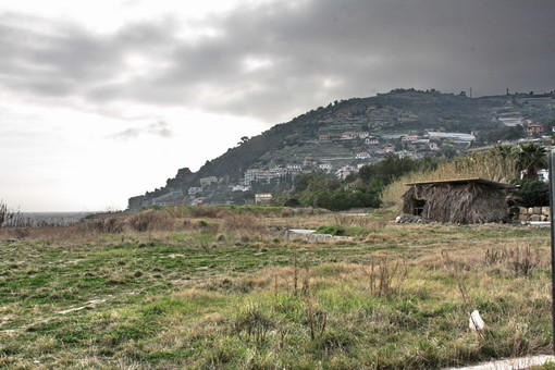 Sanremo: aria di pulizia a Pian di Poma, smantellata la famosa capanna ed allontanato il clochard
