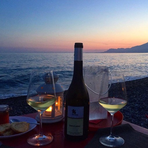 Ai bagni Marina Beach di Bordighera tutte le sere gustose cene sulla terrazza affacciata sul mare Ai bagni Marina Beach di Bordighera tutte le sere gustose cene sulla terrazza affacciata sul mare