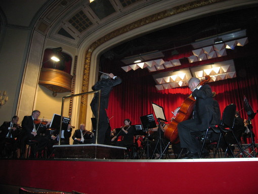 Sanremo: teatro pieno per “L’Orchestra racconta … fate, elfi, gnomi e giganti”, i concerti per le scuole al Teatro dell’Opera del Casinò