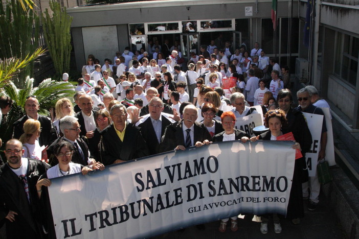 Sanremo: questa mattina gli avvocati scendono nuovamente in strada per il 'caro parcheggio' al tribunale Sanremo: questa mattina gli avvocati scendono nuovamente in strada per il 'caro parcheggio' al tribunale