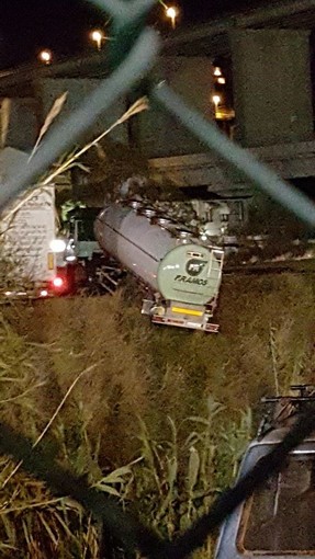 Imperia: camion in bilico nel parcheggio di Piani. Forse una manovra azzardata dell'autista