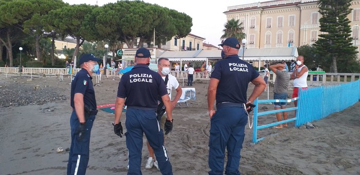 Diano Marina, controlli della Municipale e della Guardia Costiera contro l'occupazione abusiva della spiaggia. Mistretta: "No alla giungla" (Foto) Diano Marina, controlli della Municipale e della Guardia Costiera contro l'occupazione abusiva della spiaggia. Mistretta: "No alla giungla" (Foto)