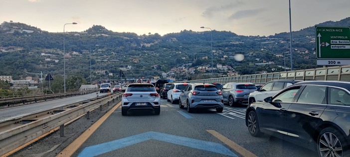 Ponte del 2 giugno: giorno o notte conta poco, anche ieri sera la A10 per chi veniva in vacanza è stata un incubo Ponte del 2 giugno: giorno o notte conta poco, anche ieri sera la A10 per chi veniva in vacanza è stata un incubo