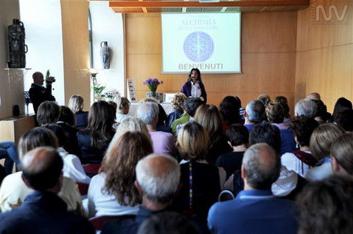 Imperia: successo per l'anteprima nazionale del nuovo libro di Chiara Zappoli ‘Alchimia della Nuova Era’ Imperia: successo per l'anteprima nazionale del nuovo libro di Chiara Zappoli ‘Alchimia della Nuova Era’