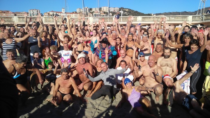 Imperia: 250 temerari hanno sfidato i freddo e si sono lanciati in mare per il tradizionale cimento invernale