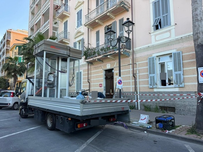 Ventimiglia, rimossa la vecchia cabina telefonica in via Milite Ignoto (Foto) Ventimiglia, rimossa la vecchia cabina telefonica in via Milite Ignoto (Foto)