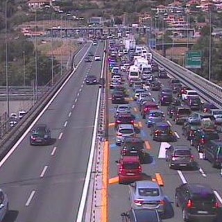 Traffico intenso sulla A10: questa mattina 5 km di coda tra Bordighera ed il Confine