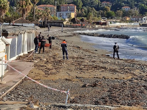 Imperia: dal mare riemerge il corpo di una donna al Prino, capitaneria sul posto per il recupero (foto e video)