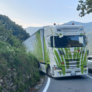 Ordinanza ritirata, ma la Statale 28 resta un pericolo per i tir