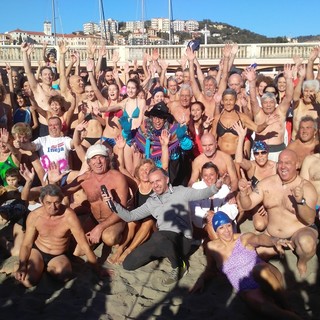 Imperia: 250 temerari hanno sfidato i freddo e si sono lanciati in mare per il tradizionale cimento invernale Imperia: 250 temerari hanno sfidato i freddo e si sono lanciati in mare per il tradizionale cimento invernale