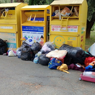 Taggia, cassonetti degli abiti usati stracolmi: sacchi abbandonati a terra vicino al Municipio