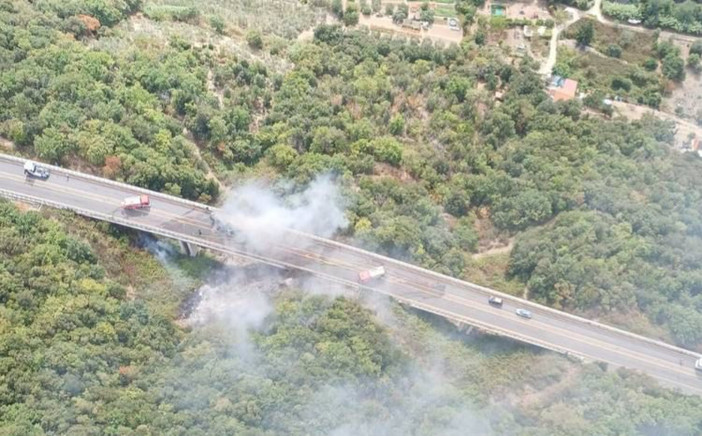 Camion carico di carta in fiamme sull'autostrada A6: temporaneamente chiusa la tratta Savona-Altare Camion carico di carta in fiamme sull'autostrada A6: temporaneamente chiusa la tratta Savona-Altare
