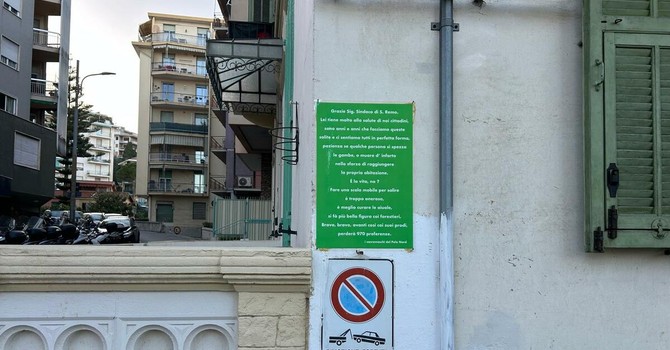 Sanremo, cartello ironico sulla scalinata di vicolo Funivia: “Meglio le aiuole che una scala mobile”